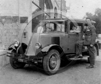 AU 2476 Renault monasix  RY 1.jpg