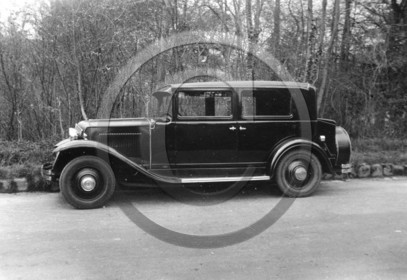 AU 4219 Renault  vivastella  PG 4  6 cylindres berline juin 1931 .jpg