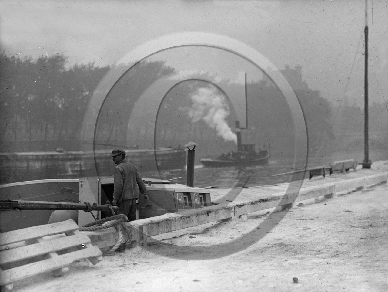 BA 1070 marinier sur sa péniche , sur la rivière remorqueur empanaché de fumée remorque un grand chaland métallique lège.jpg