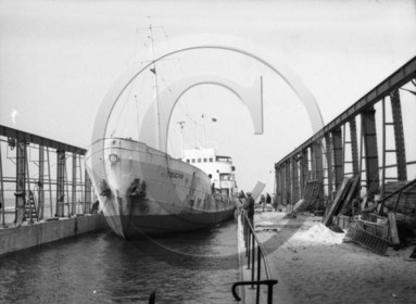 31 mai 1965 pétrolier Toucan dans la cale sèche des chantiers Auroux - 1 -.jpg