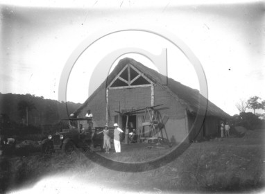 cameroun une ferme (peut etre) automobile européens et camerounais.jpg