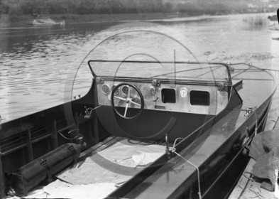 BA 1495 intérieur de l'hydroglisseur Dumond Galvin .jpg