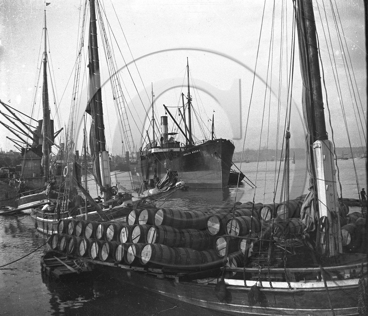 BX 83 en arrière plan l'angélica Maersk.jpg