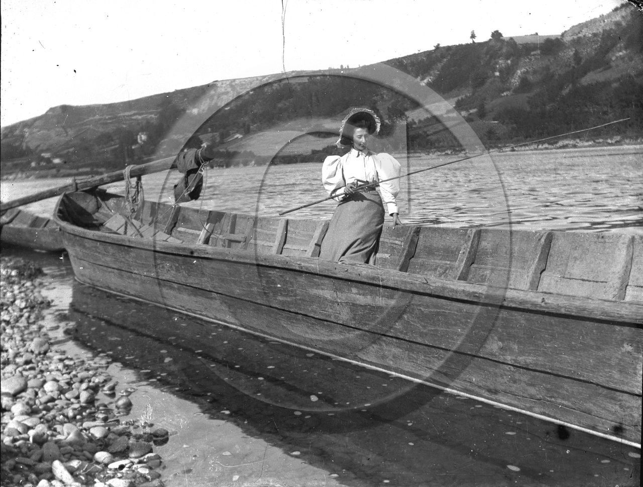 jeune femme péchant depuis un bateau bizarre.jpg