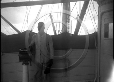 BA 952 homme accoude sur un transmetteur - paquebot .jpg