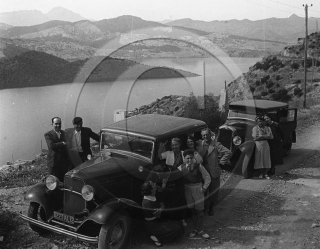 AU 2502 Ford V 8-18 sedan fordor 1932 .jpg