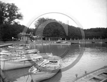 BA 1073 genre lac du bois de Boulogne nombreux canots à clins.jpg