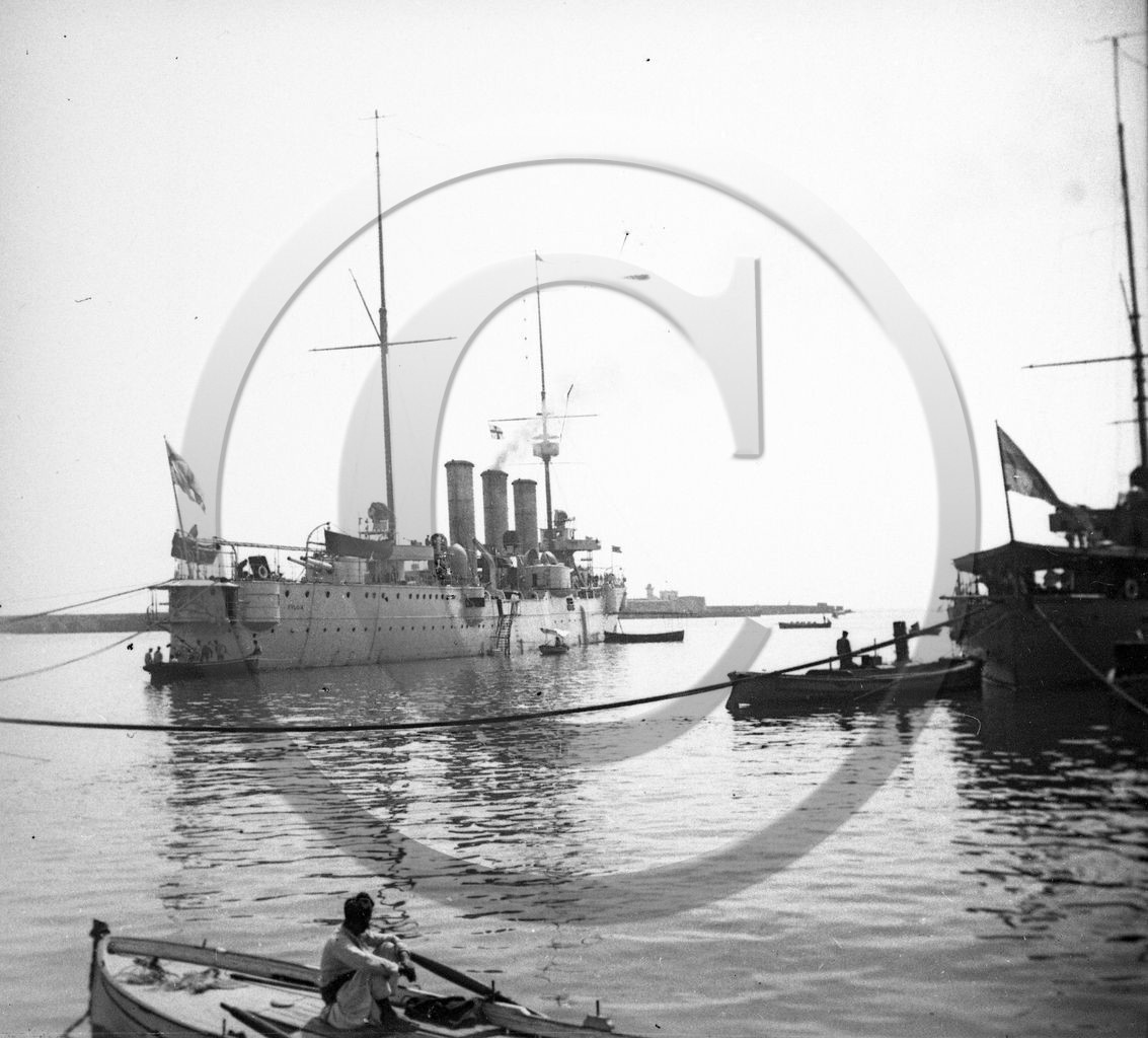 BA 537  guerre grand bateau 3 cheminee Fylgia SW .jpg