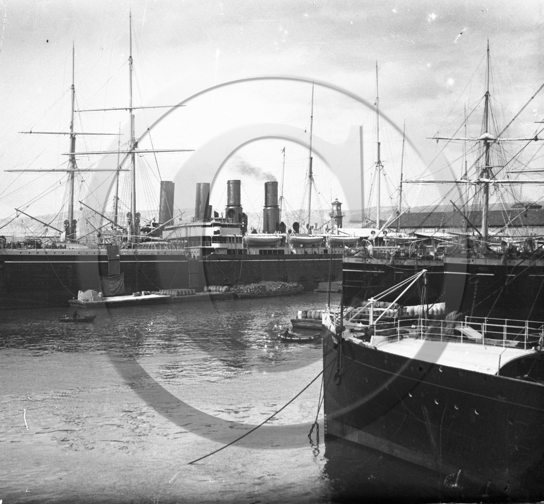 BA 1024 paquebots a quai au premier plan navire st Augustin  .jpg