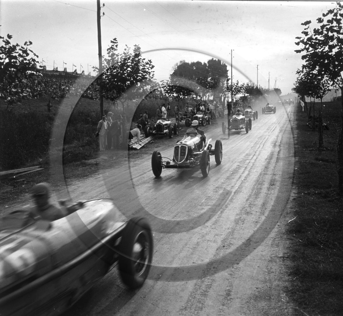 AUC 69 Alger 1934 Bugatti Masérati et Alfa le départ .jpg