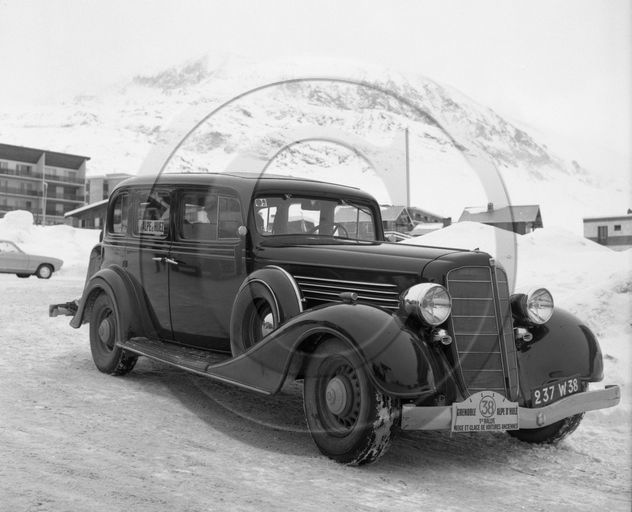 AU 734 Buick 1935 1er neige et glace Grenoble Alpe d'Huez.jpg