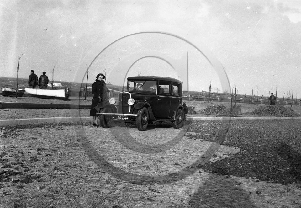 AU 928 Peugeot 201 .jpg