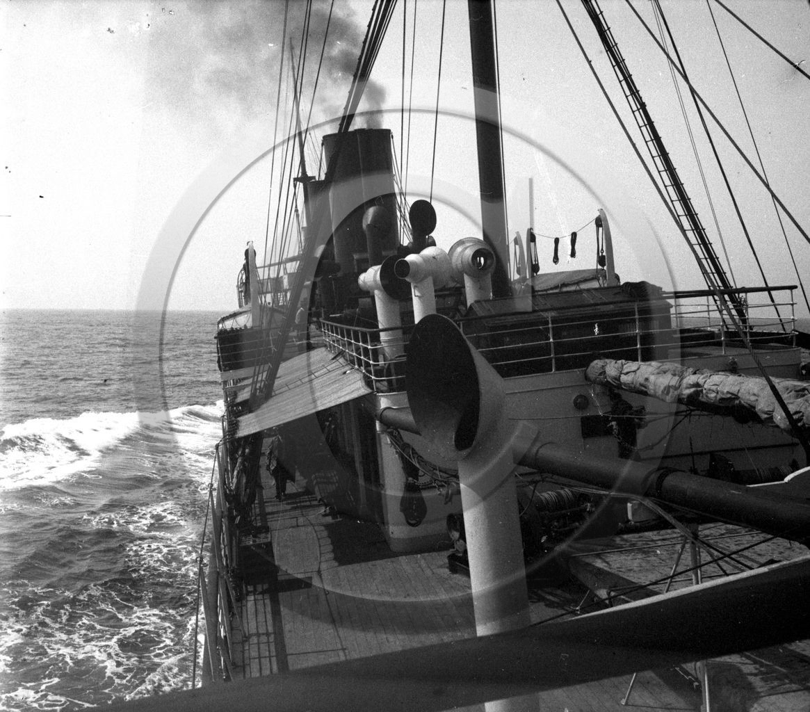 BA 869 paquebot mixte le pont .jpg