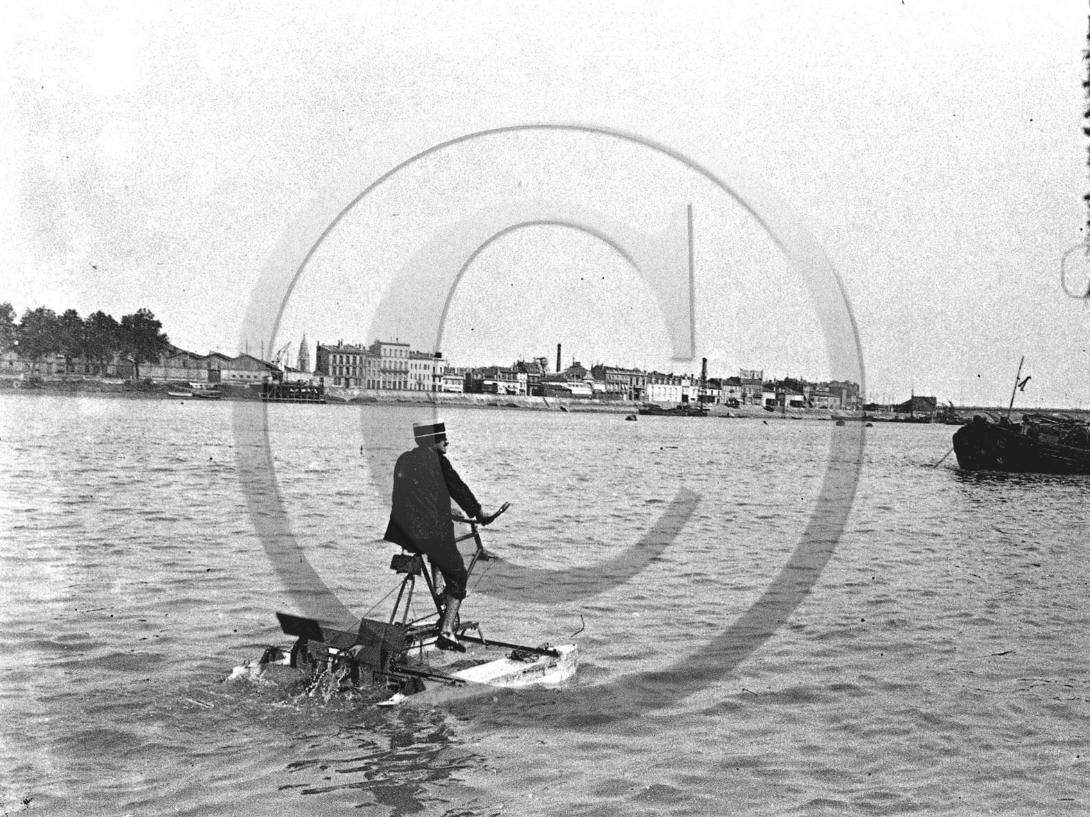 BX 18 Bordeaux  le velo flottant traversant la Garonne.jpg