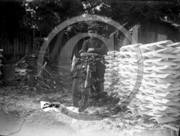 mov 266 moto avec drapeau Hutchinson devant cabane tuiles chaulees .jpg