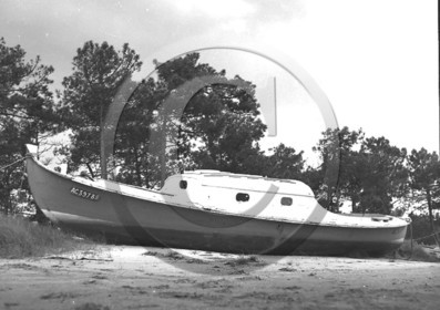 arc 1087 pinasse au sec .jpg