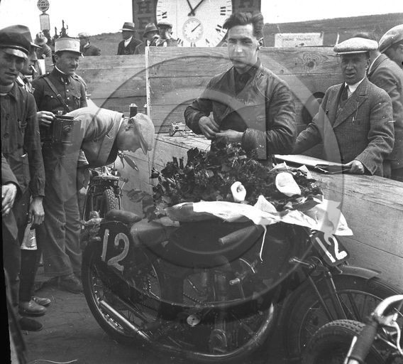 mov 24 Algerie Staoueli le gagnant Handley 7 avril 1929.jpg