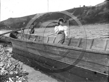 jeune femme péchant depuis un bateau bizarre.jpg