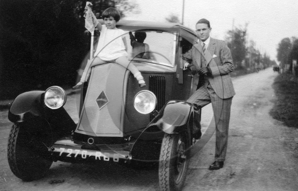 AU 4207 Renault berline N N 2 .jpg