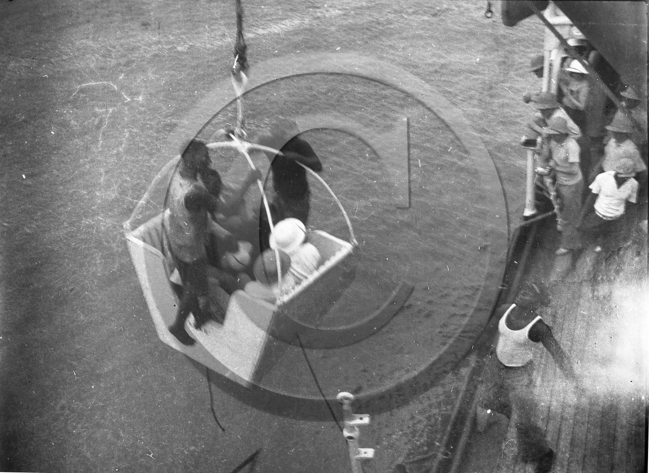 BA 929 paquebot  embarquement de personnes au moyen d une nacelle .jpg