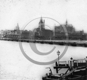 Cologne le pont de bateaux   Allemagne  .jpg