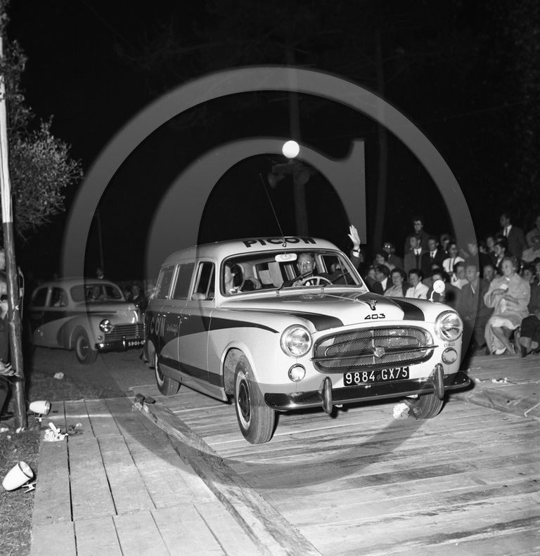 AUCE 293 Peugeot 403 pub Picon photo Enri Dargence  .jpg
