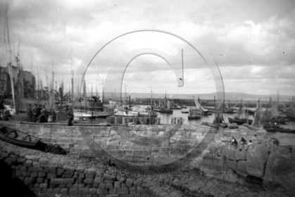 BA 654 douarnenez le port au 1 er plan la cale ronde dpt 29 .jpg