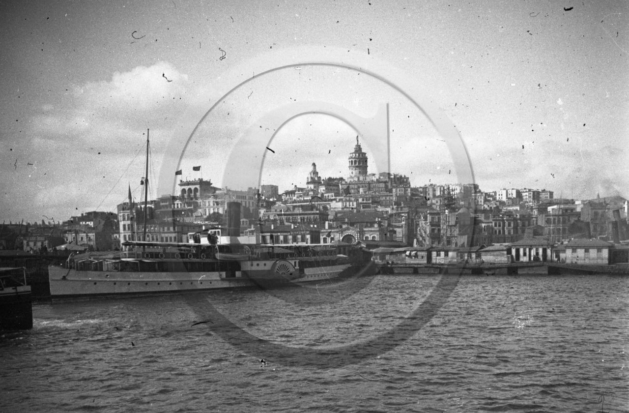 BA 18 grand bateau a aubes Bosphore Constantinople Turquie .jpg