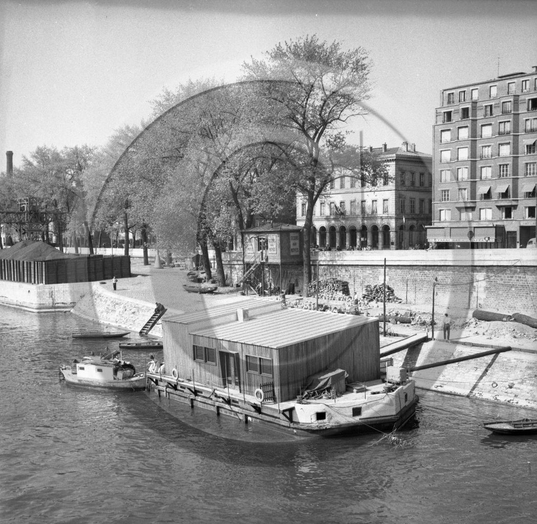 BA 1557 peniche arriere plan  maison secours aux noyes  Paris .jpg