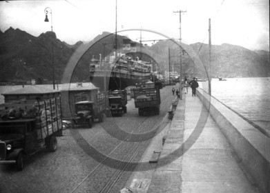 BA 1031 petit paquebot des chargeurs reunis accoste a un quai nombreux camions .jpg