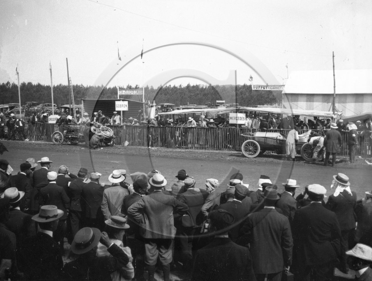 AUC 201 devant stand Mercedes et Gobron  .jpg