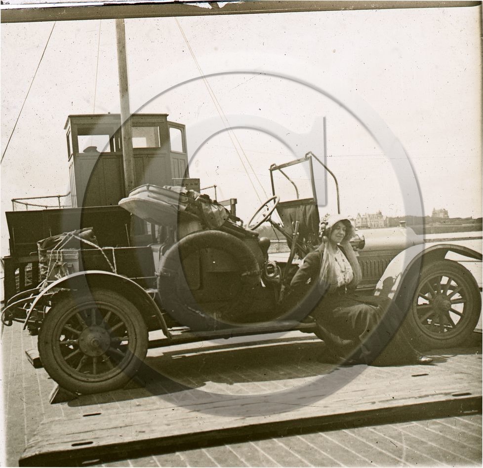 AU 4345 ancetre a identifier .jpg