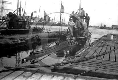 BA 85 navire de guerre sous marin  .jpg