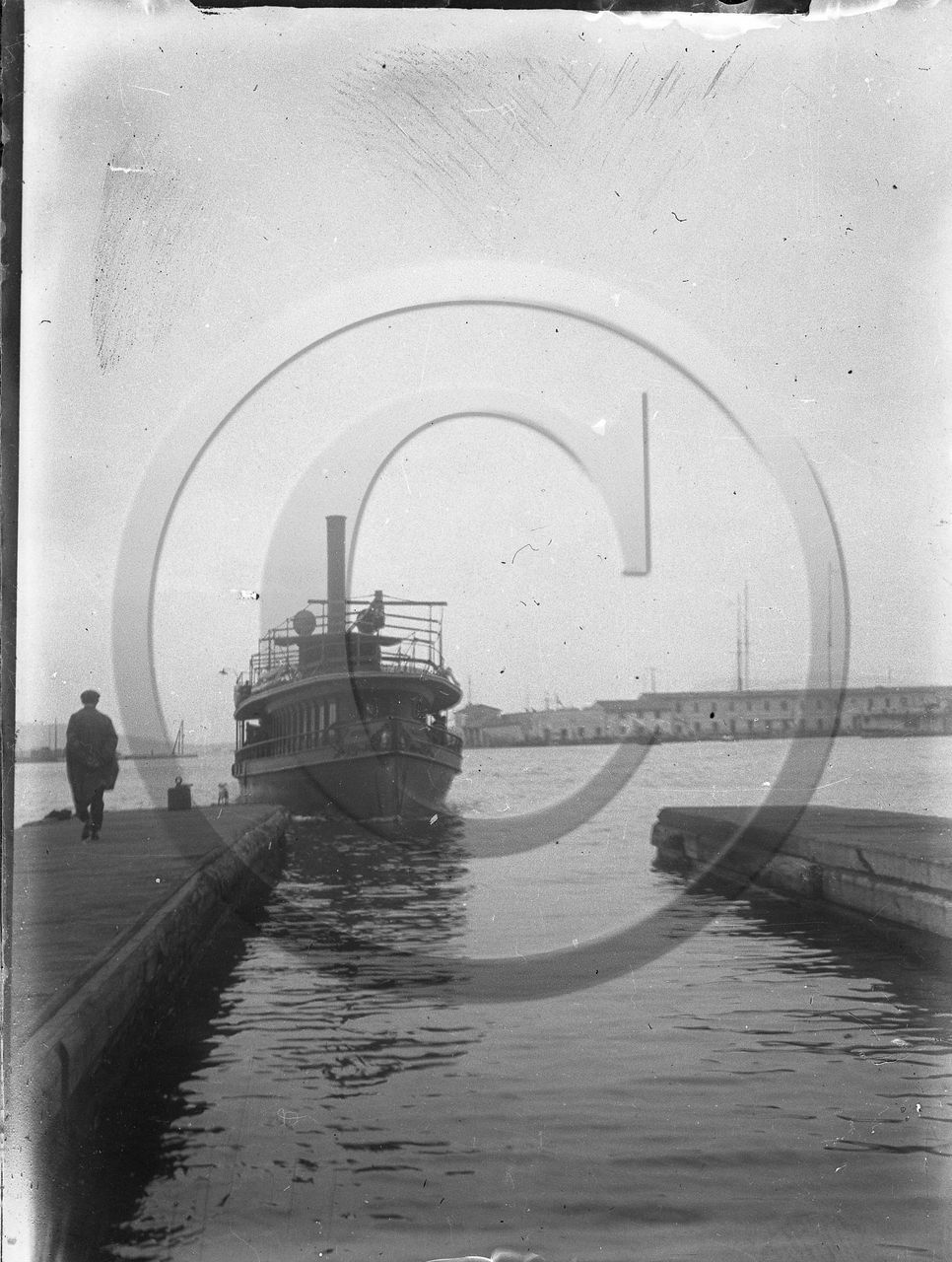 vi  1297 Toulon bateau faisant la navette entre Toulon et La Seyne dpt 83  .jpg