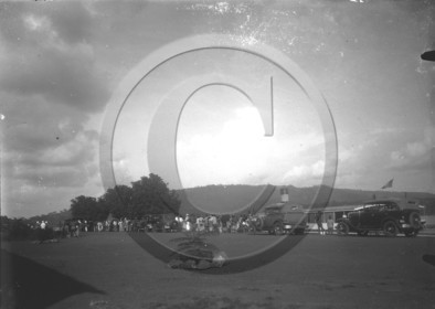 cameroun  sur les quais arrivée d'un bateau. voitures américaines.jpg