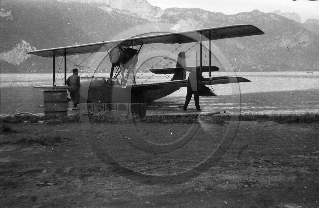 avi 233 hydravion .jpg