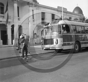 auu 160 autocar Saviem devant mairie d'Arcachon.jpg