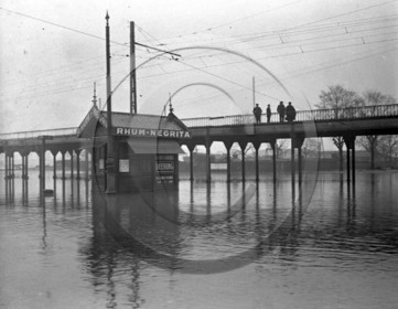 BX 28 inondation du pont Eiffel.jpg