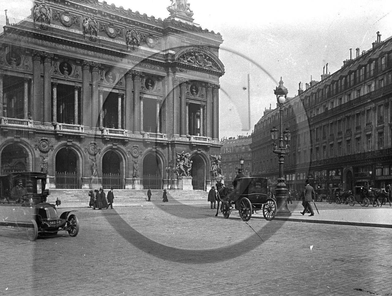 vi  1652 Paris devant académie nationale de musique - attelage voiture.jpg