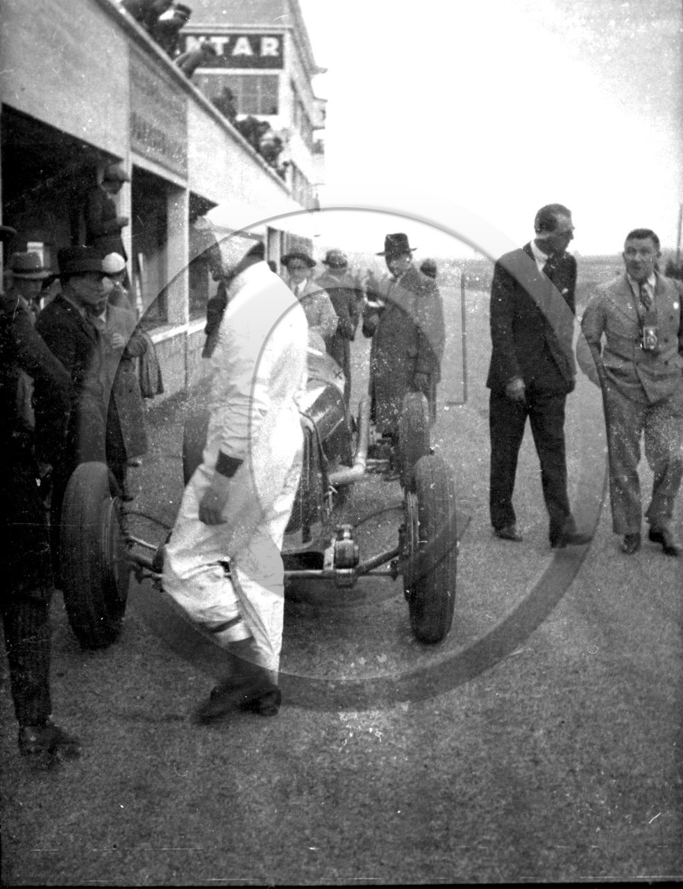 AUC 181 pilote au stand  .jpg