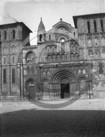 BX 111 église Ste Croix.jpg