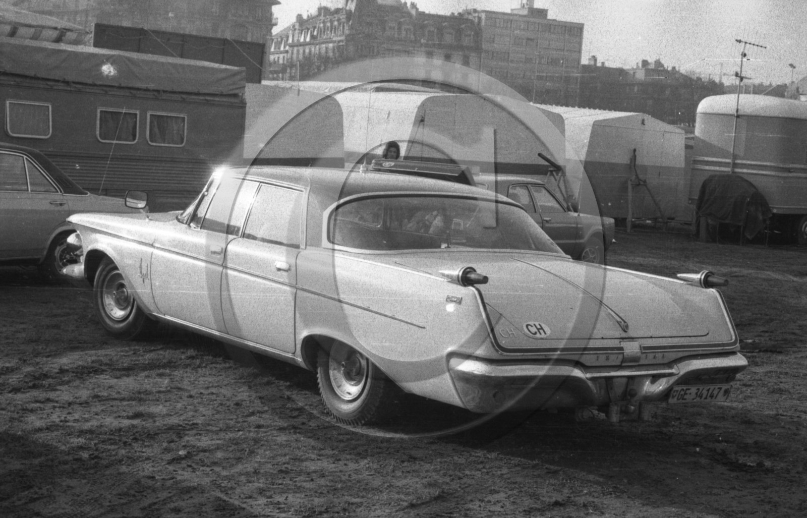 AU 203 Chrysler imperial sedan 4 portes 1962 .jpg