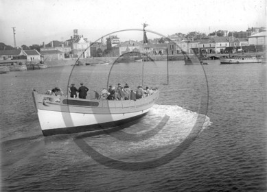 vi  1095 les Sables d'Olonne mise à l'eau d'un bateau en 1926  dpt 85.jpg