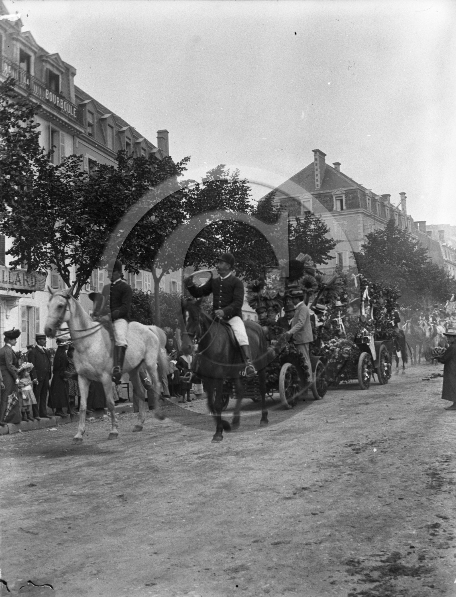 vi  480 - la Bourboule fete -defile - chasse à courre - grand hotel de la bourboule dpt 63 .jpg