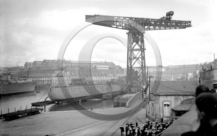 vi  1237  Brest l'arsenal la penfeld le Foch sous la grue gros plan  dpt 29.jpg
