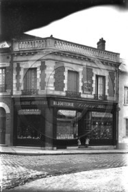 vi  883 Ham bijouterie angle des rues Chauny Noyon Général Foy  dpt 80 .jpg