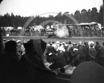 AUC 182  La 13 C devant le stand Bayard Clement  .jpg