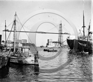 BA 1661 Marseille pont transbordeur arrière du cargo - poste Cyrnos chalutier en bois ANGEl  dpt 13 - Copie.jpg