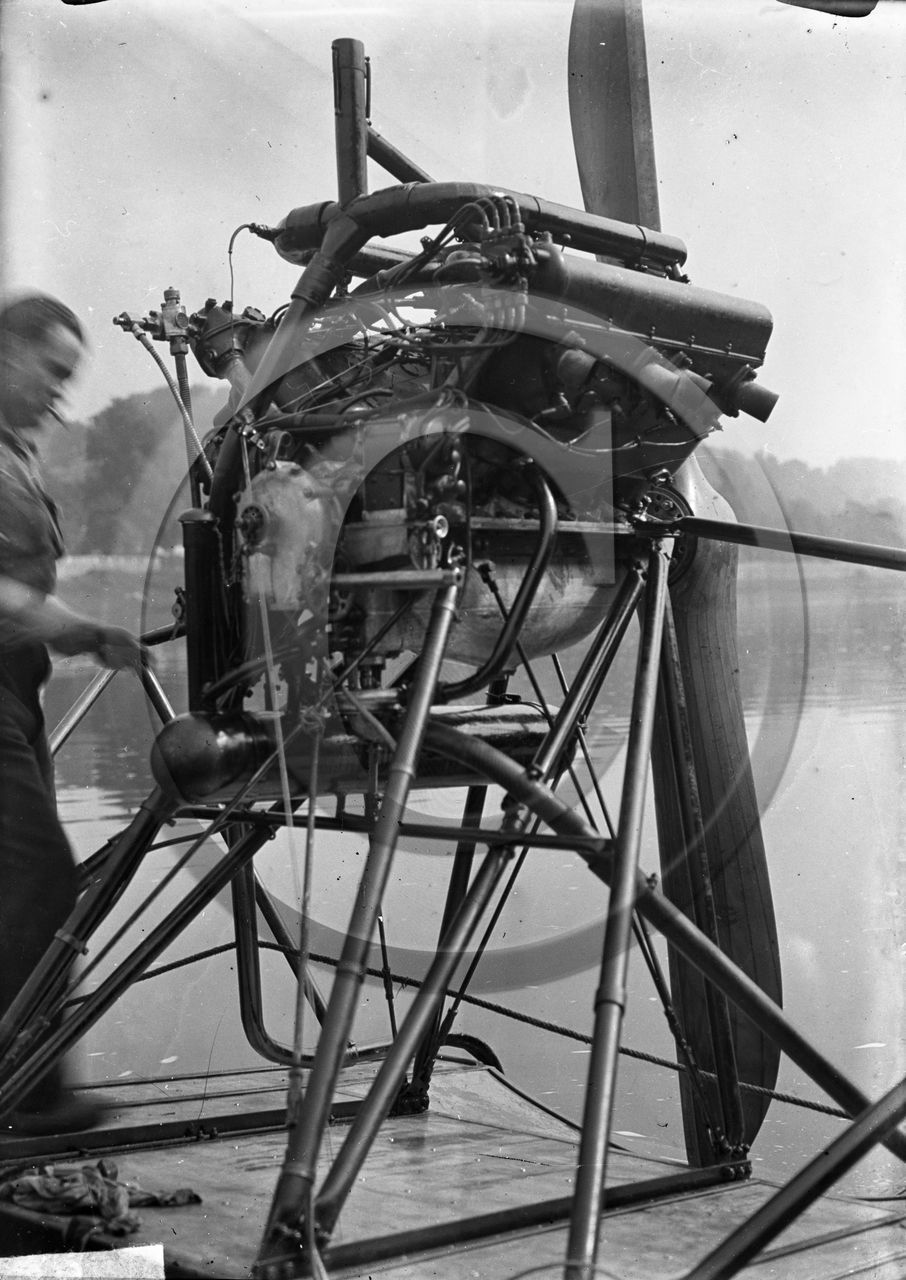 BA 1492  moteur de l'hydroglisseur Dumond Galvin.jpg