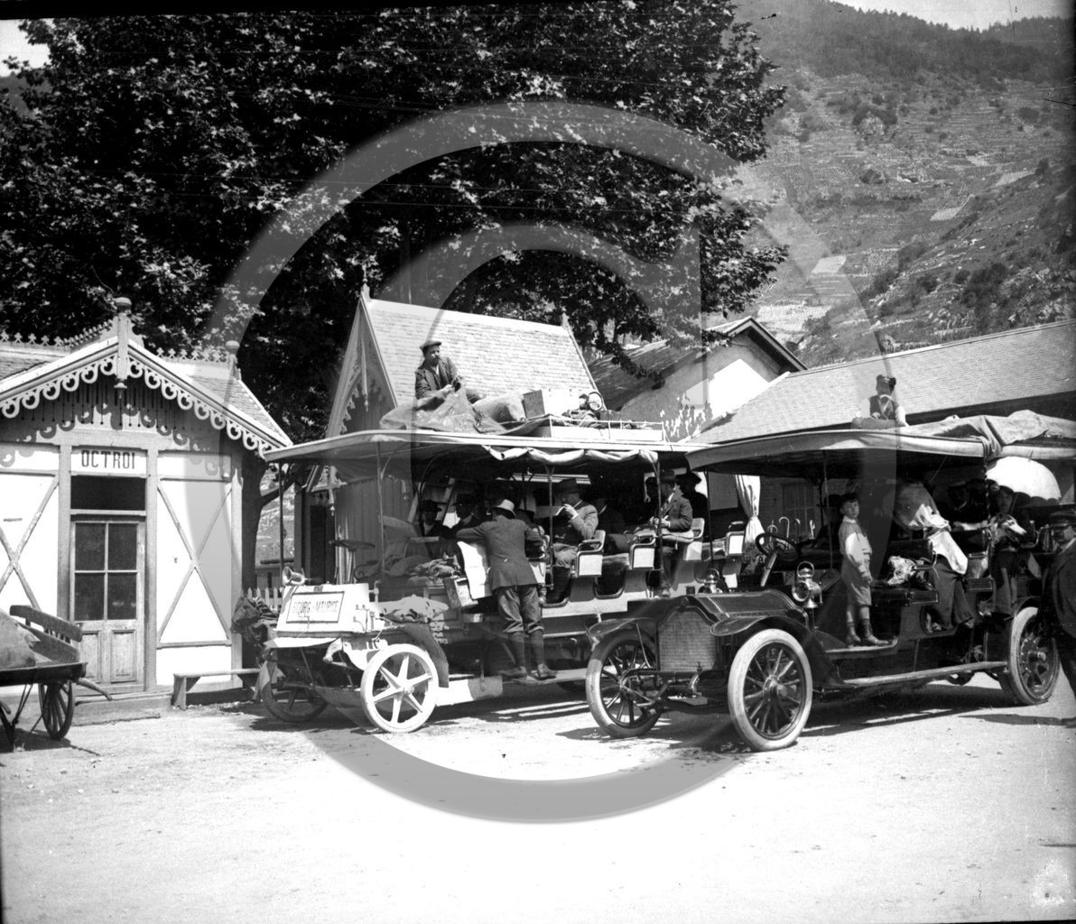 vi 1768 Bourg st Maurice dpt 73 départ des autocars de promenade.jpg